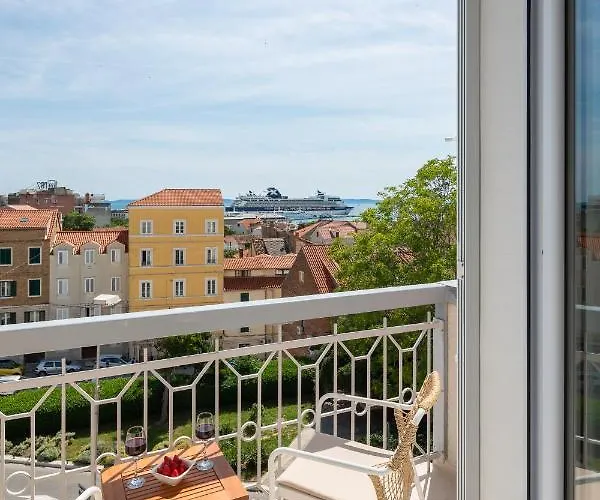 Le Prestige Luxury , Self Check-in, Minutes From Waterfront Pensionat