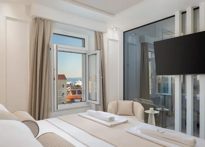 Le Prestige Luxury , Self Check-in, Minutes From Waterfront Pensionat Split