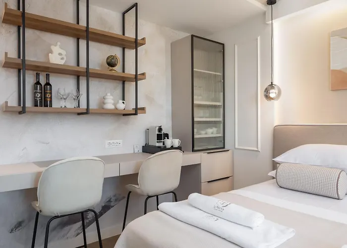 Le Prestige Luxury , Self Check-in, Minutes From Waterfront Pensionat
