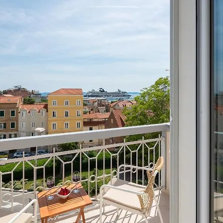 Luxury Le Prestige Few Minutes From Split's Iconic Waterfront Maison d'hôtes