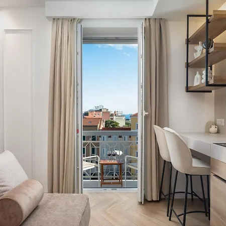 Le Prestige Luxury , Self Check-in, Minutes From Waterfront Split